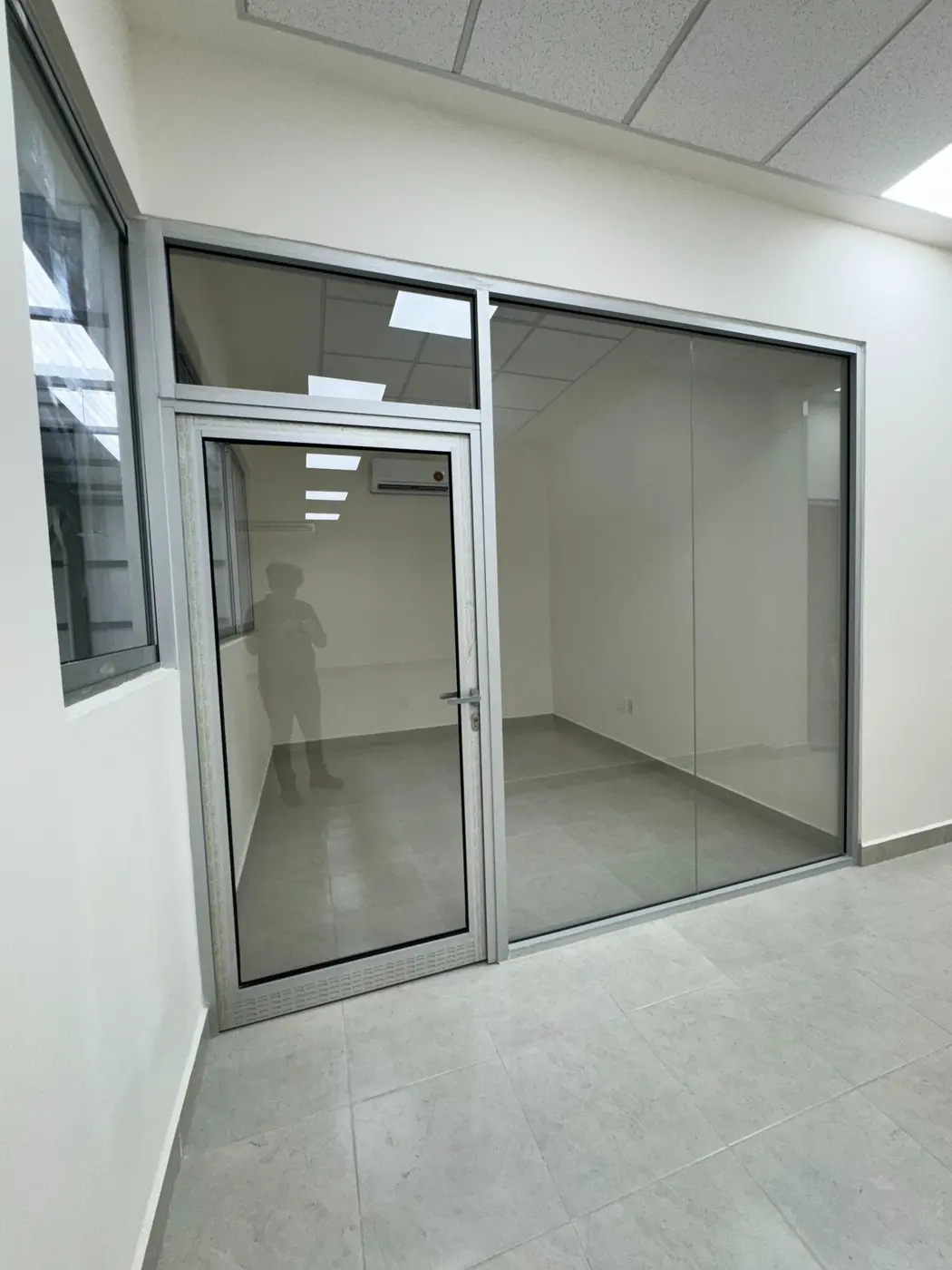 Cancelería interior de aluminio y vidrio en oficinas AISG