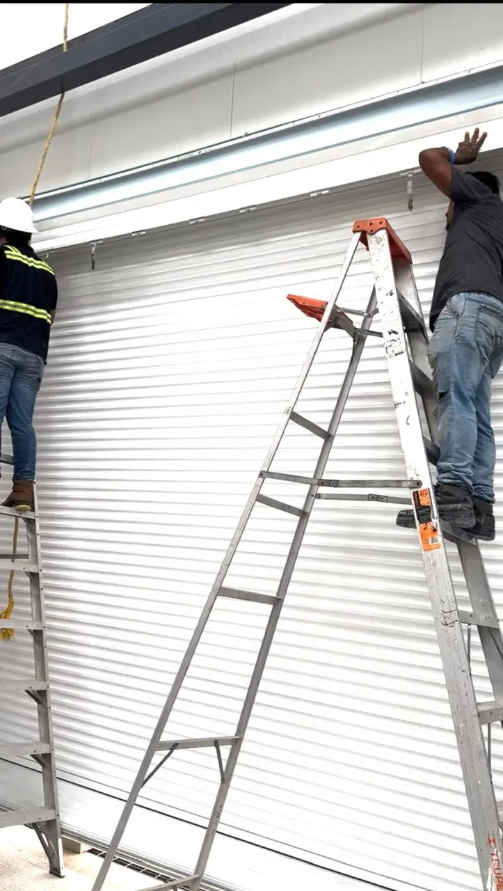 Instalación de cortina enrollable motorizada categoría 5 para AISG