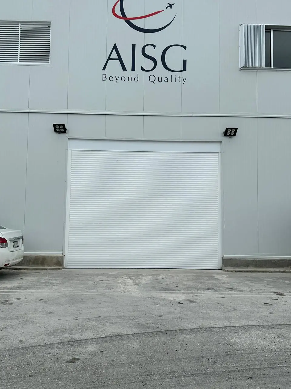 Cortina enrollable motorizada con resistencia para huracán categoría 5 instalada para AISG