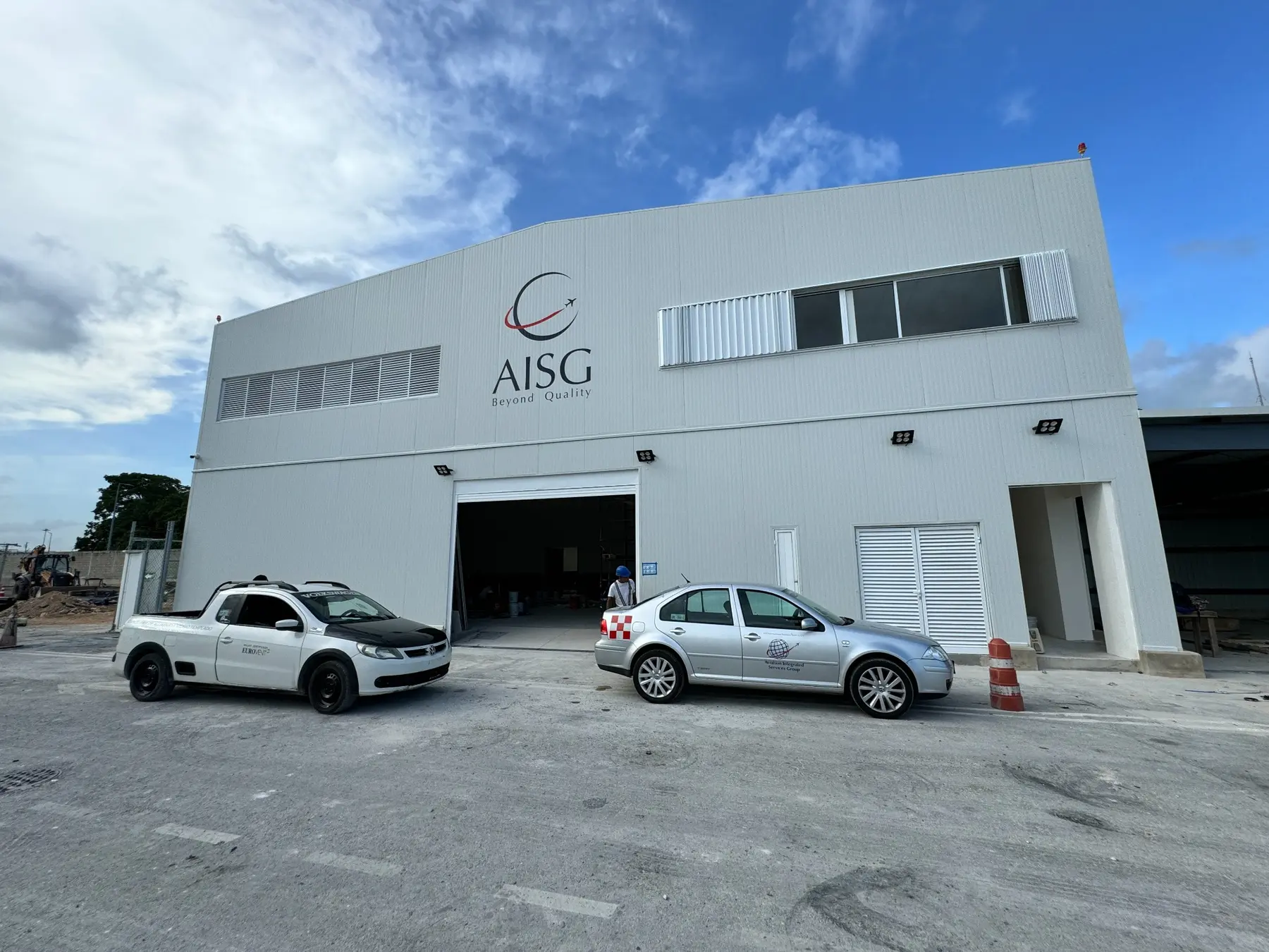 Fachada terminada de instalaciones AISG en el Aeropuerto Internacional de Cancún
