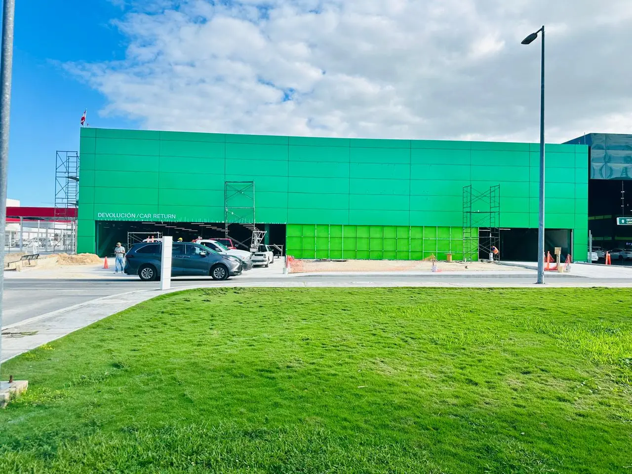 Fachada verde terminada de Localiza Rent a Car en el Aeropuerto de Cancún