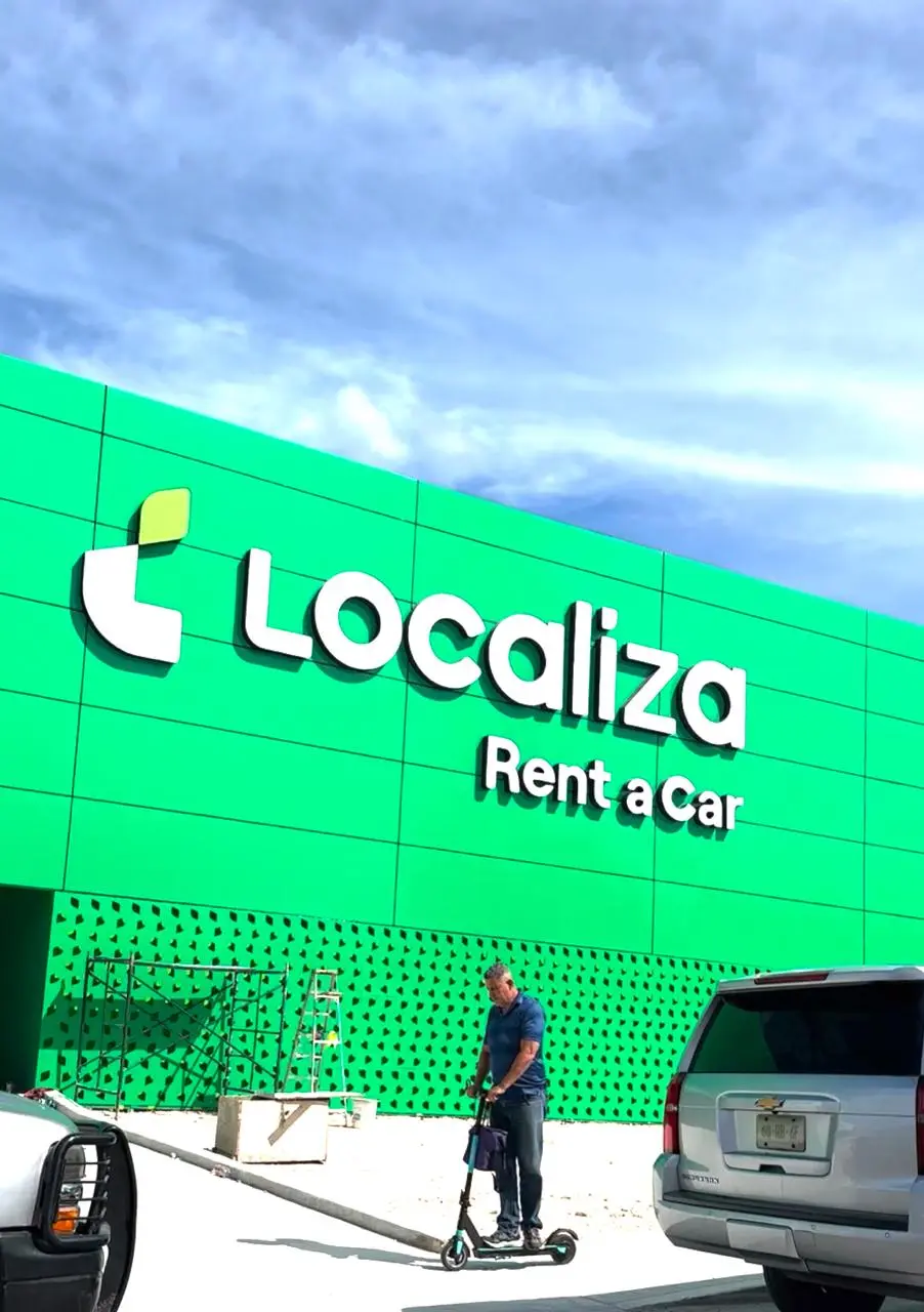 Detalle de fachada y logotipo Localiza Rent a Car