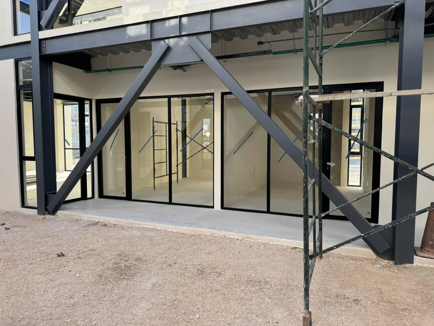 Cancelería de aluminio negro y vidrio en instalaciones Menzies