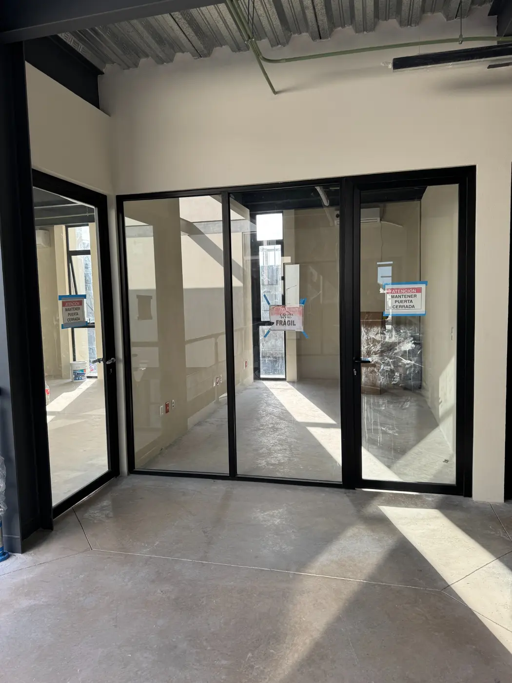 Puertas y divisiones interiores de vidrio en el proyecto Menzies