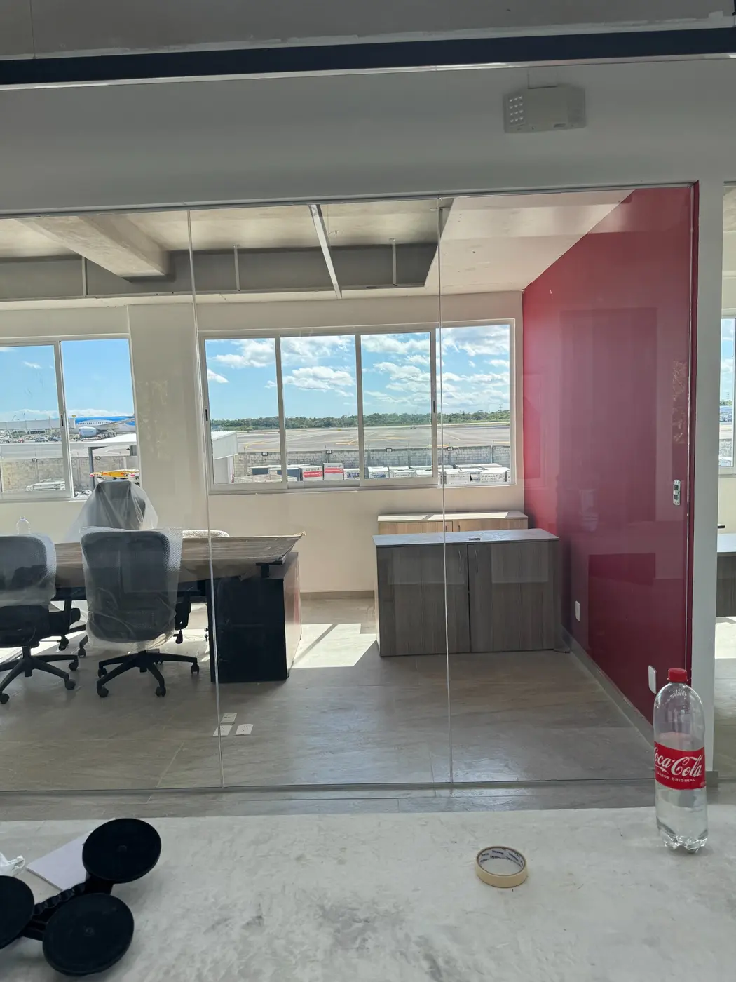 División interior de vidrio templado en oficinas Swissport