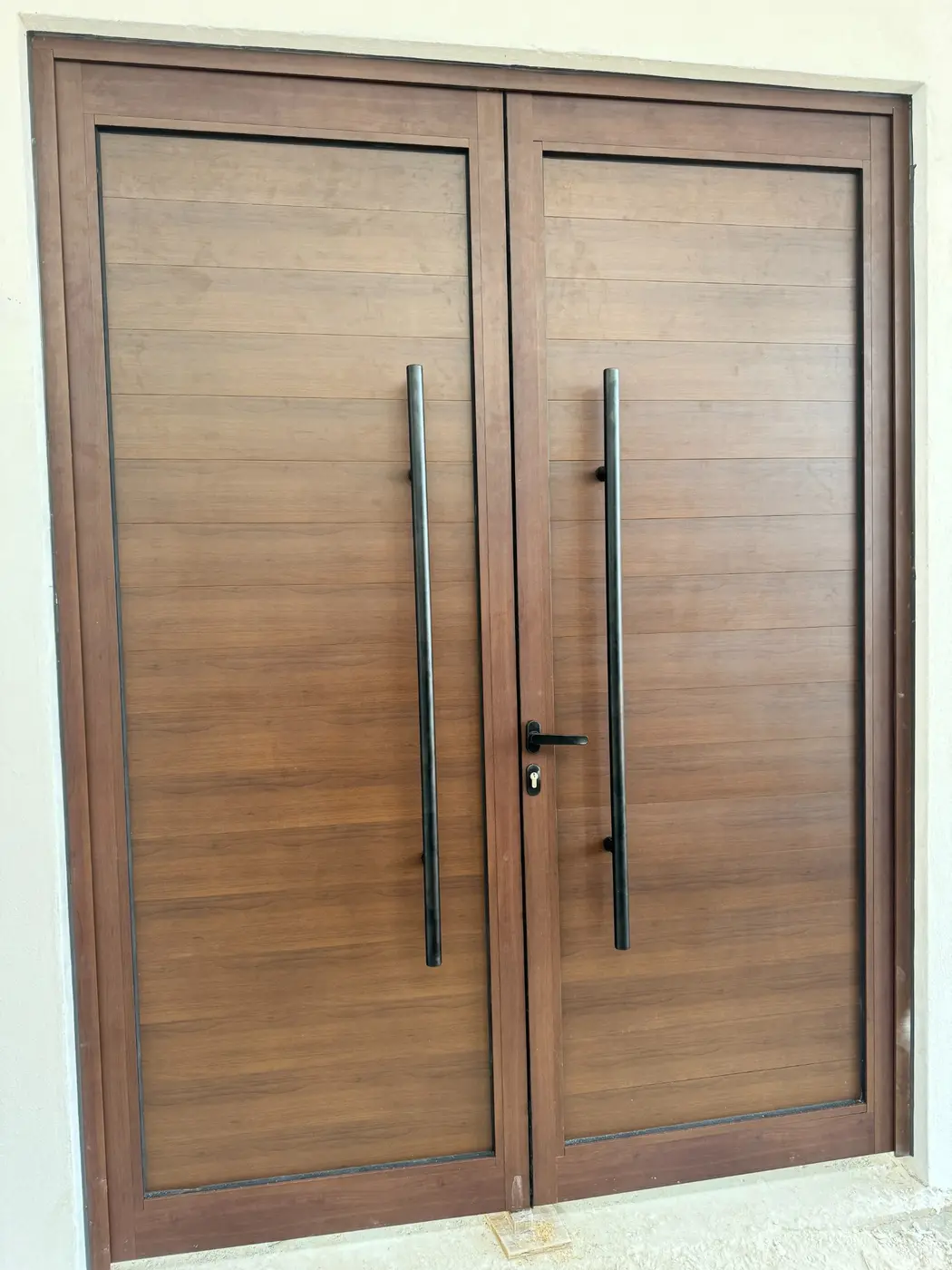Puerta doble de aluminio con acabado tipo madera para Swissport