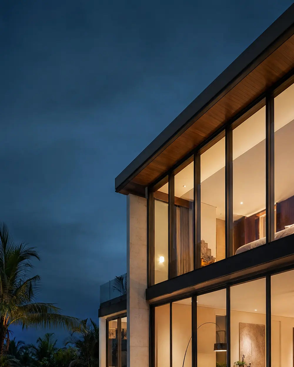 Residencia contemporánea en Cancún con grandes ventanales de aluminio y vidrio
