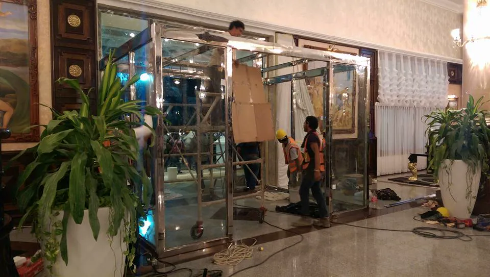Montaje de acceso de acero y vidrio en lobby del Hotel Riu Palace Cancún