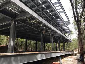 Estructura metálica durante la construcción en Aldea Zama