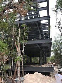 Proceso constructivo de estructura metálica en Aldea Zama Tulum