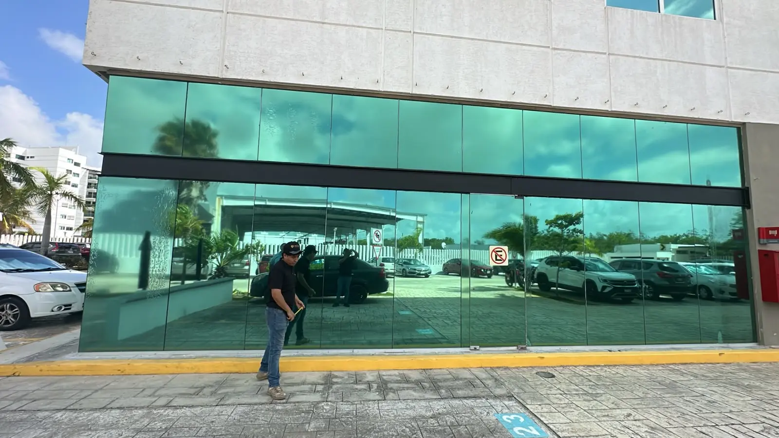 Película de seguridad y decorativa instalada en fachada de vidrio de Best Day Cancún