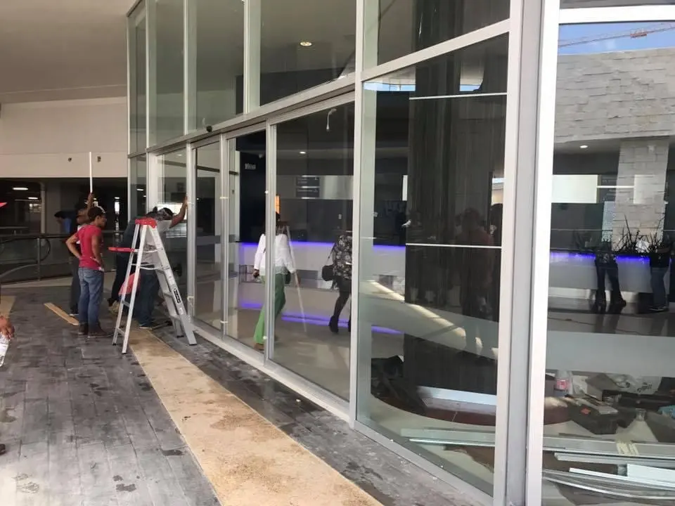 Cancelería de aluminio y vidrio instalada en Cinépolis de Marina Town Center