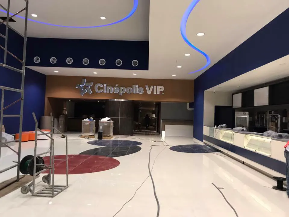 Trabajos de acabados interiores en Cinépolis VIP de Marina Town Center