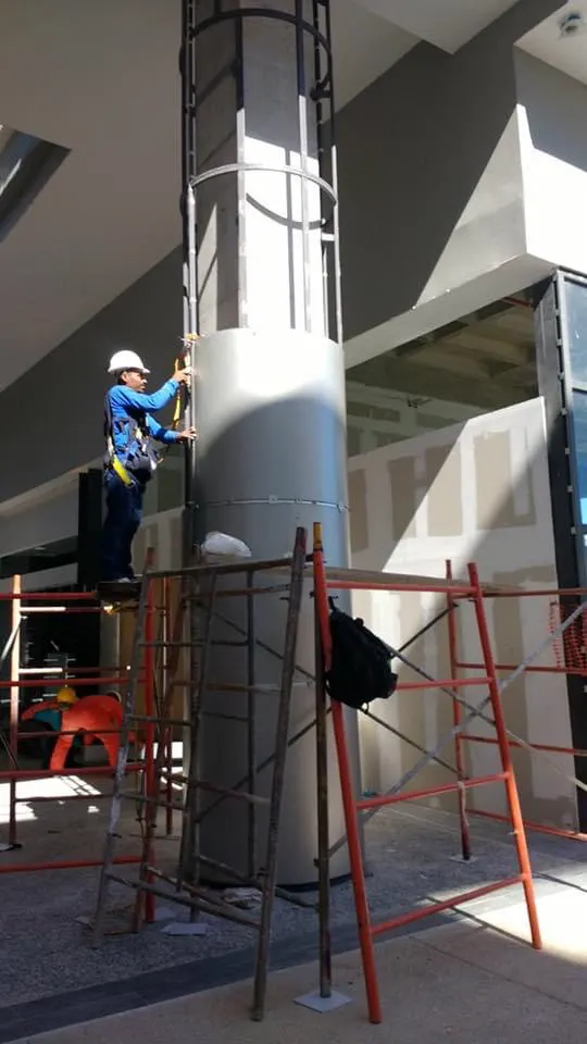 Montaje de panel de aluminio compuesto circular en columna de Marina Town Center