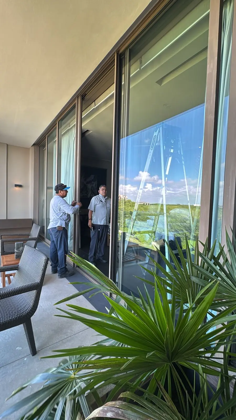 Trabajos en ventanales de gran formato en una terraza del Hotel Nizuc