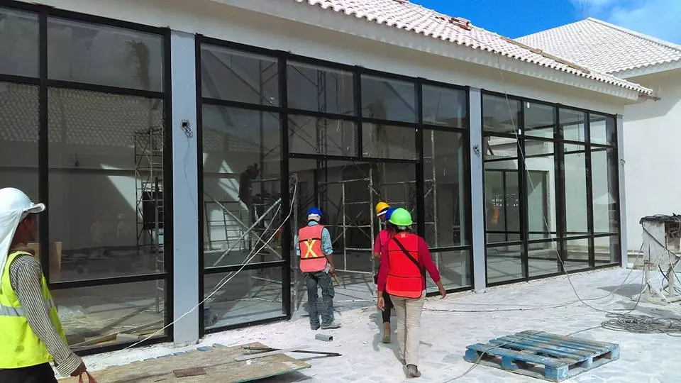Cancelería de aluminio y vidrio instalada en Hotel Riu Peninsula