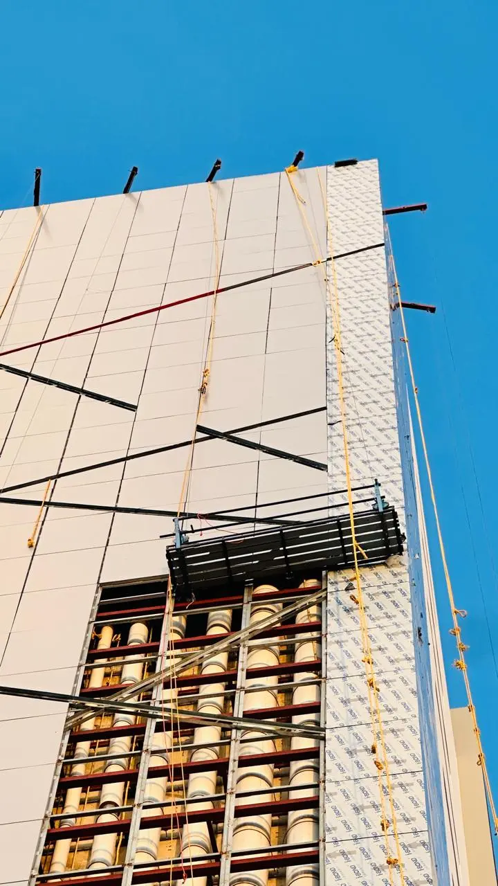 Instalación de panel de aluminio compuesto en fachada del Hotel Riu Ventura
