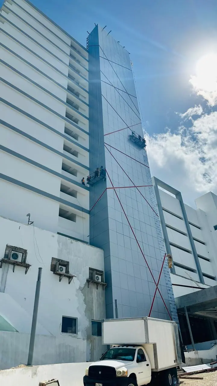 Fachada vertical terminada con panel de aluminio compuesto en Hotel Riu Ventura Cancún