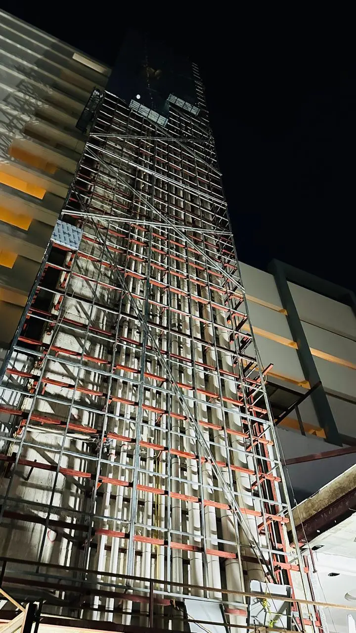 Estructura secundaria y trabajos nocturnos en fachada del Hotel Riu Ventura