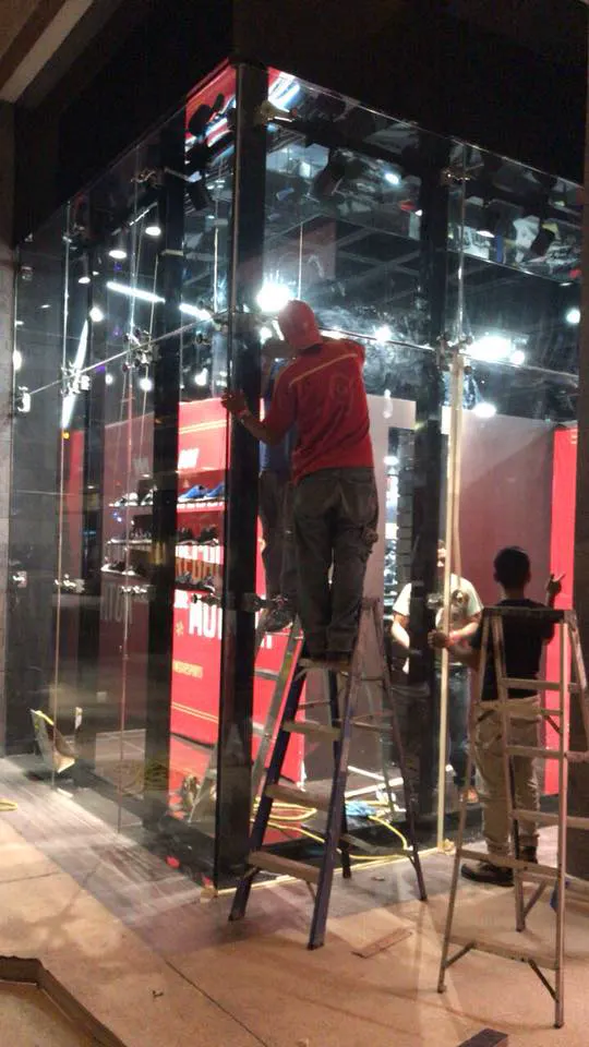 Instalación de fachada de vidrio en Innova Sport de Marina Town Center