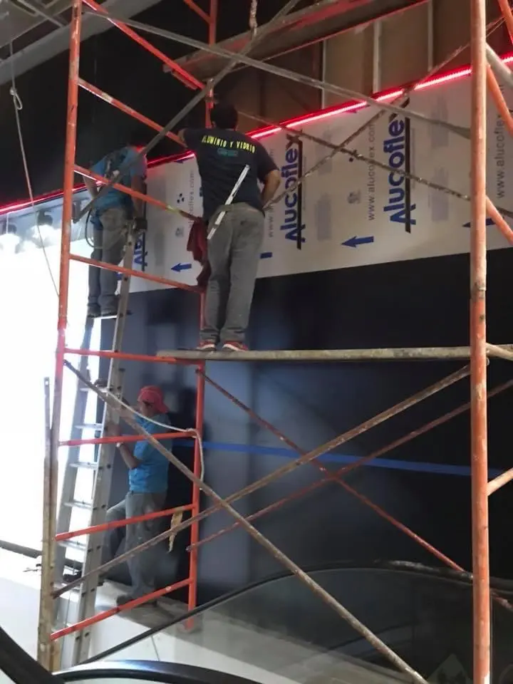 Instalación de revestimiento de aluminio en Marina Town Center