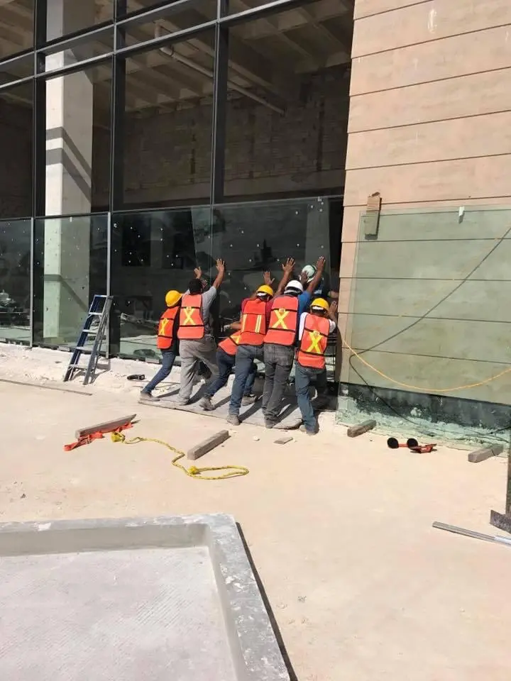 Colocación de vidrio de seguridad en fachada