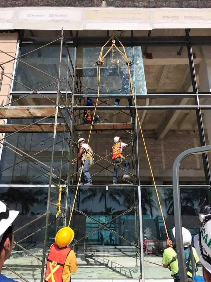 Montaje en altura de panel de vidrio