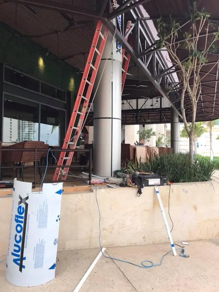 Revestimiento de columnas con panel de aluminio