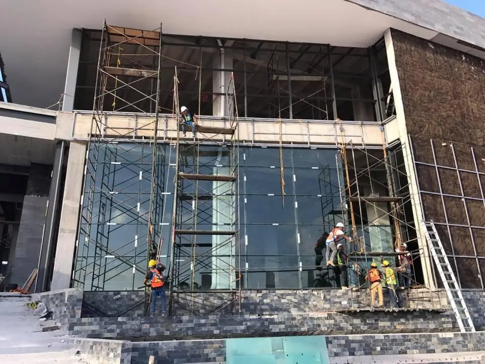 Fachada integral de vidrio durante su instalación