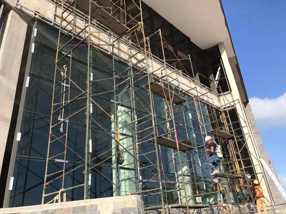 Montaje de fachada de vidrio en Marina Town Center