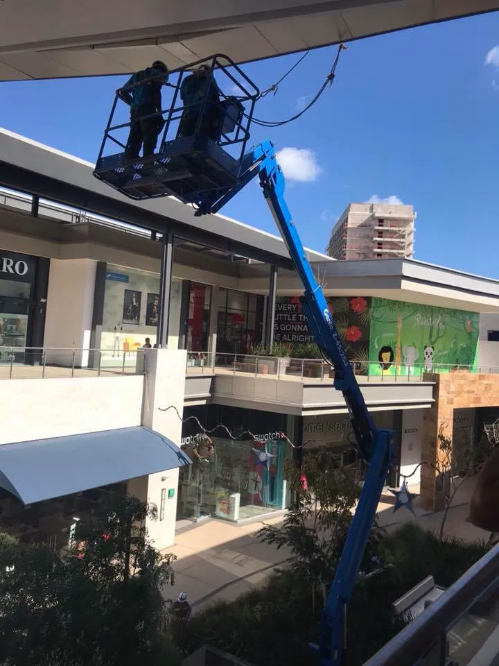 Trabajos en altura en plafón de panel de aluminio en Marina Town Center