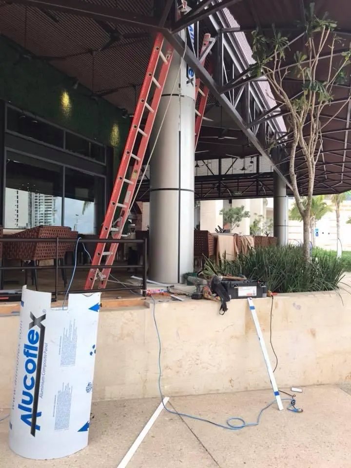 Revestimiento de columnas con panel de aluminio compuesto