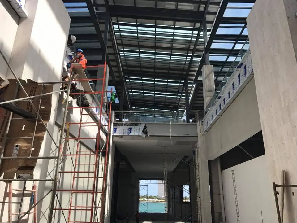 Instalación de panel de aluminio compuesto en pasillos de Marina Town Center