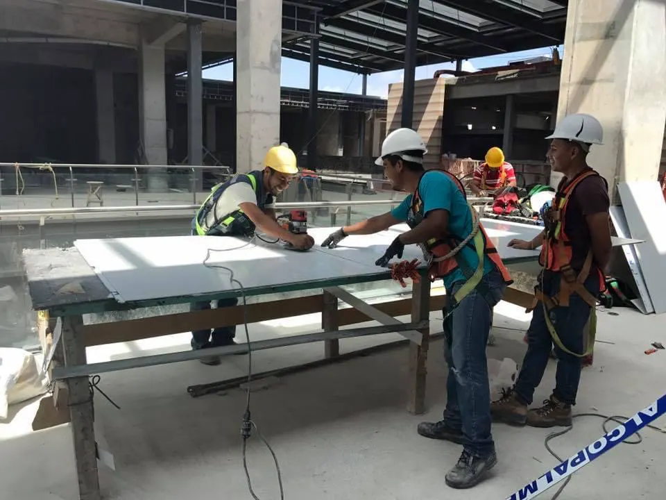 Fabricación de panel de aluminio compuesto en obra