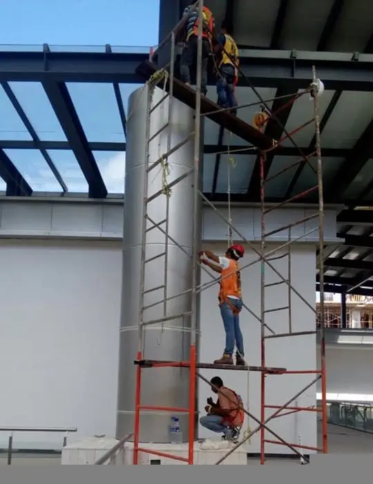 Montaje de elemento arquitectónico vertical en Marina Town Center