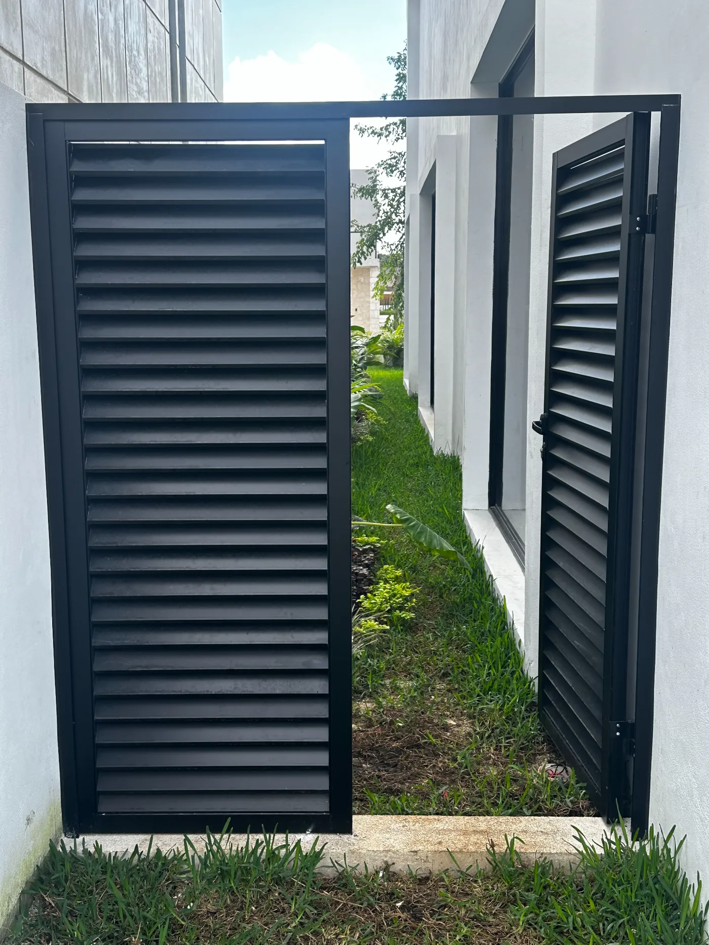 Puertas de aluminio negro con lamas tipo louver