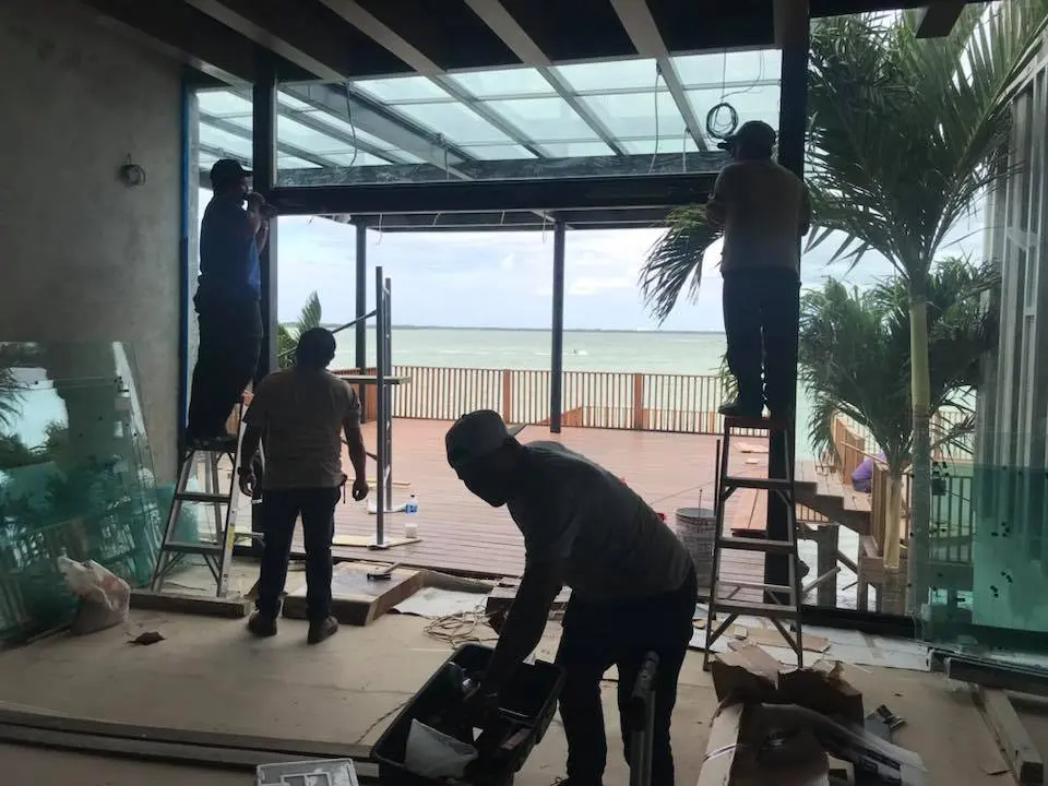 Instalación de cancelería de aluminio y vidrio en restaurante RosaNegra Cancún